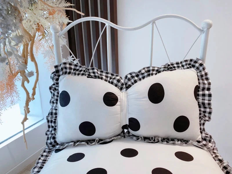 Lit surélevé Princesse Confort Royal Petoloo pour chiots et petits animaux, 2 coussins pois noirs sur fond blanc, bordure vichy