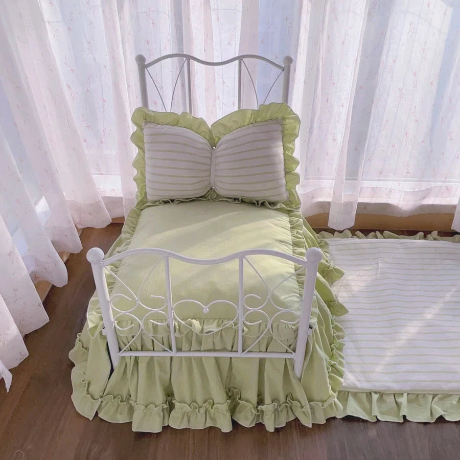 Lit surélevé Princesse Confort Royal pour chiots et petits animaux – vert pastel, coussins rayés et volants