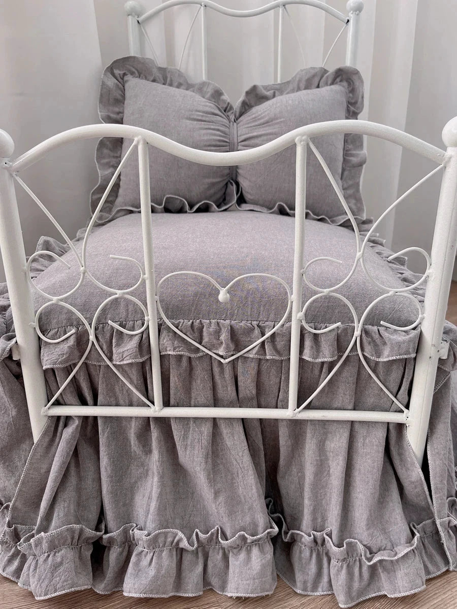 Lit surélevé Princesse Confort Royal pour chiots et petits animaux — cadre blanc en métal, deux coussins gris