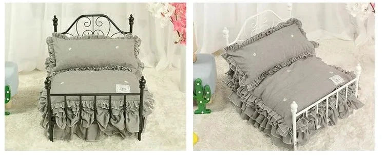 Lit Princesse en fer forgé pour animaux Petoloo avec cadre noir et literie grise à volants, 2 vues